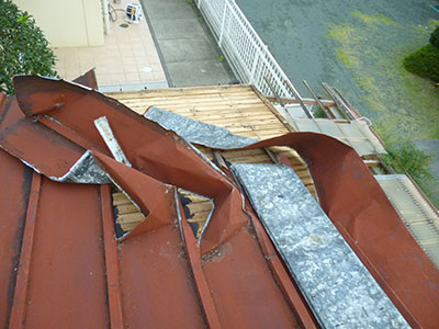 桟葺きの屋根材が強風により剥がれてしまっている